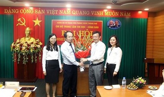 Ông Nguyễn Ngọc Kỳ (người thứ hai từ bên phải sang) được bổ nhiệm Giám đốc Sở TT&TT (Ảnh: Anninhthudo)