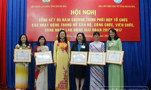Bà Lê Minh Hiền – Chủ tịch Hội LHPN tỉnh Khánh Hòa (thứ 3 từ trái sang) trao bằng khen cho các tập thể. Ảnh: khanhhoa.gov.vn