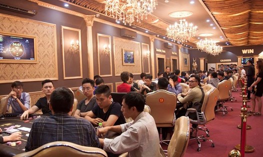 Quang cảnh nhộn nhịp phía trong 1 CLB Poker tại Hà Nội.