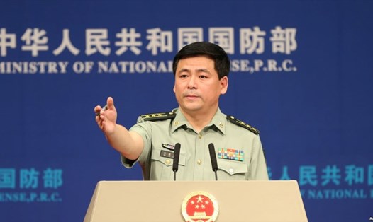 Phát ngôn viên Bộ Quốc phòng Trung Quốc Nhậm Quốc Cường phủ nhận việc các tàu Trung Quốc lén lút chuyển dầu cho các tàu Triều Tiên ở ngoài biển. Ảnh: Reuters