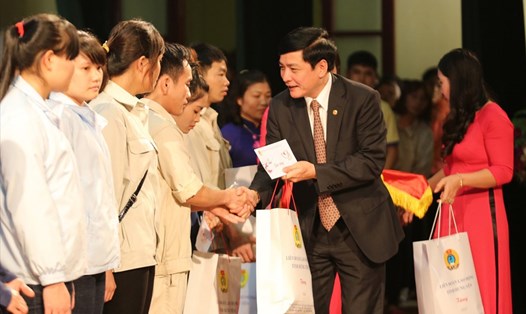 Chủ tịch Tổng LĐLĐVN Bùi Văn Cường tặng quà cho CNLĐ trên địa bàn tỉnh Hưng Yên. 