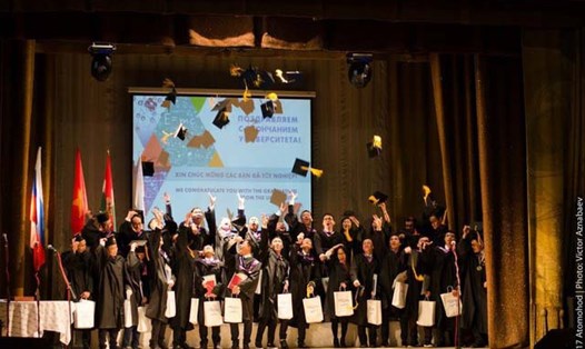 28 sinh viên Việt Nam khóa đầu tiên tại trường MEPhI đã nhận bằng tốt nghiệp sau 6 năm học tập. Ảnh: Hà Anh 
