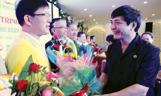 Chủ tịch Tổng LĐLĐVN Bùi Văn Cường tặng hoa cho các DN đã ký kết đưa phúc lợi đến cho đoàn viên và NLĐ ở TT-Huế. Ảnh: HƯNG THƠ