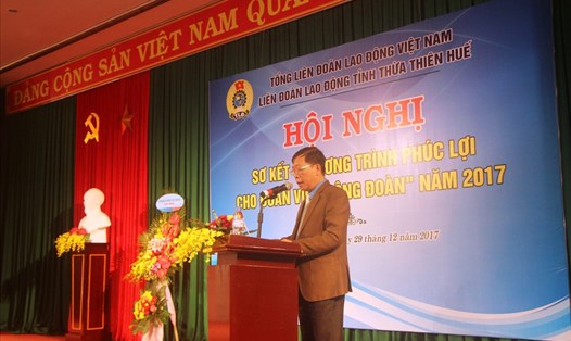 Đồng chí Trần Quang Vinh-Phó Chủ tịch LĐLĐ tỉnh đọc báo cáo tại buổi sơ kết chương trình. Ảnh: NĐT