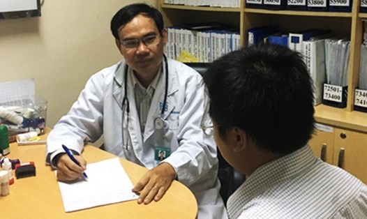 ThS.BS. Nguyễn Như Vinh, Trưởng khoa Thăm dò chức năng hô hấp BV Đại học Y dược TP.HCM đang tham khám cho bệnh nhân