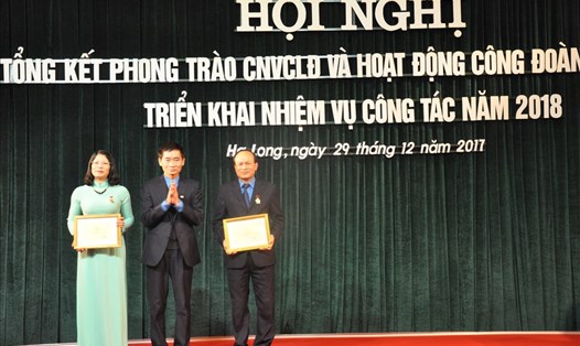Phó Chủ tịch Tổng LĐLĐ Việt Nam Trần Văn Thuật trao tặng danh hiệu Chiến sĩ thi đua cấp Tổng LĐLĐ Việt Nam cho hai Phó Chủ tịch LĐLĐ tỉnh Quảng Ninh. Ảnh: NTH