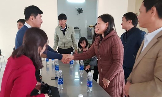 Bà Lương Thị Minh - Phó Chủ tịch thường trực LĐLĐ Thanh Hoá thăm, động viên lãnh đạo Cty. Ảnh: X.H