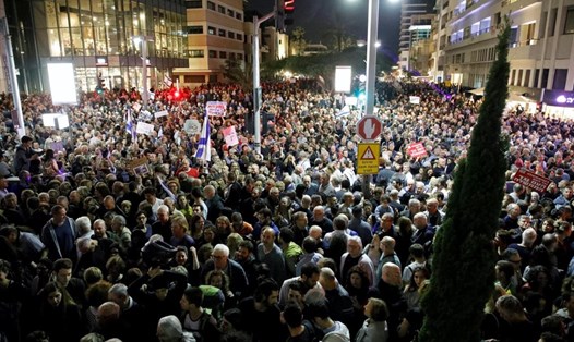 Khoảng 20.000 người biểu tình rầm rộ ở Tel Aviv. Ảnh: Reuters