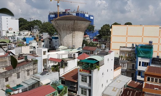 Sau gần nửa thế kỷ tồn tại, những thủy đài khổng lồ hiện bị các nhà dân bao quanh, tiềm ẩn nguy cơ mất an toàn cũng như đang chiếm một diện tích đất lớn tại trung tâm thành phố. Ảnh: Trường Sơn