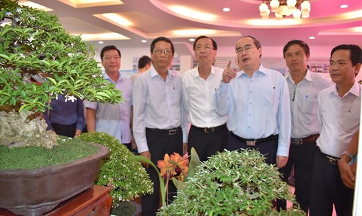 Bí thư Thành ủy TPHCM Nguyễn Thiện Nhân cùng các đại biểu tham quan mô hình sản xuất nông nghiệp trưng bày tại hội thảo.  Ảnh: Đ.L