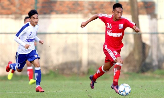 Ghi tổng cộng 6 bàn thắng nhưng Đồng Tháp (áo đỏ) chỉ thắng Thừa Thiên Huế 4-2. Ảnh: TN