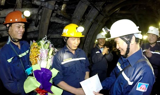 Ông Trần Danh Chức - Chủ tịch LĐLĐ tỉnh Quảng Ninh (bên phải) - trao quà động viên thợ lò Cty than Núi Béo. Ảnh: T.N.D
