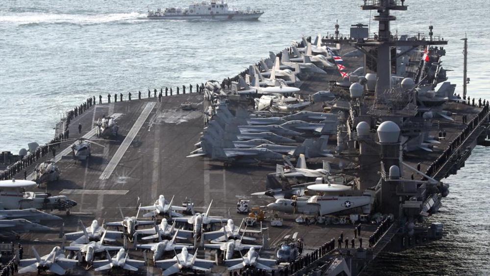 Tàu sân bay Mỹ USS Carl Vinson tới cảng Busan để tham gia cuộc tập trận với quân đội Hàn Quốc. Ảnh: Reuters