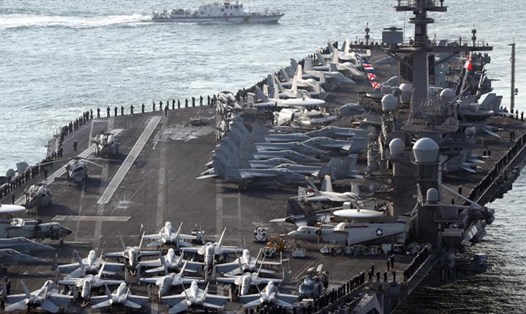 Tàu sân bay Mỹ USS Carl Vinson tới cảng Busan để tham gia cuộc tập trận với quân đội Hàn Quốc. Ảnh: Reuters