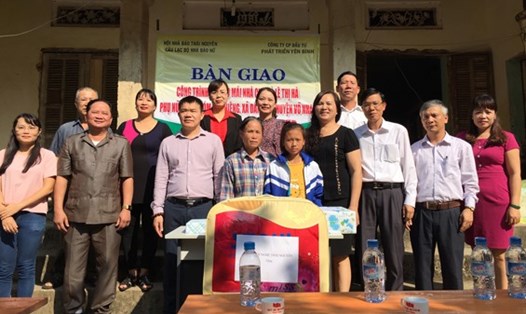 Câu lạc bộ Nhà báo nữ Thái Nguyên tặng quà và bàn giao công trình cải tạo mái nhà cho bà Lê Thị Hà – phụ nữ nghèo xóm Ba Phiêng, xã Dân Tiến (Võ Nhai) kịp đón Xuân 2017.