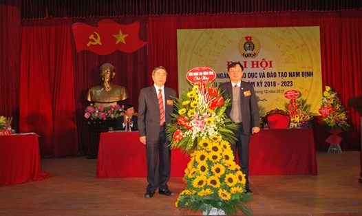Đồng chí Vũ Văn Nghĩa, Tỉnh ủy viên, Ủy viên Ban chấp hành Tổng Liên đoàn Lao động Việt Nam, Chủ tịch Liên đoàn Lao động tỉnh tặng hoa chúc mừng Đại hội.