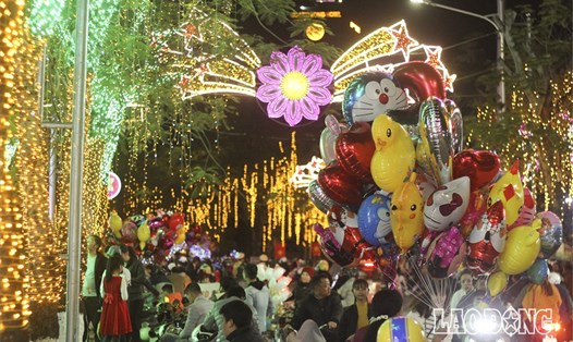 Khu vực trung tâm thành phố Hải Phòng được trang hoàng lộng lẫy, nhiều người dân tập trung tại đây để chuẩn bị chào đón năm mới. Ảnh Trần Vương