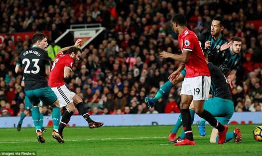 Một nỗ lực ghi bàn của Mata (áo đỏ bên trái) trong trận đấu này. Ảnh: Reuters.