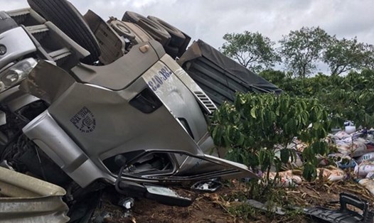 Vụ tai nạn nghiêm trọng xảy ra sáng 30.12, trên quốc lộ 29, thuộc xã Tam Giang, huyện Krông Năng, tỉnh Đắk Lắk khiến 2 người chết tại chỗ.