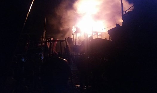 4 tàu cá ngư dân Quảng Ngãi bốc cháy trong đêm. Ảnh: C.Chinh