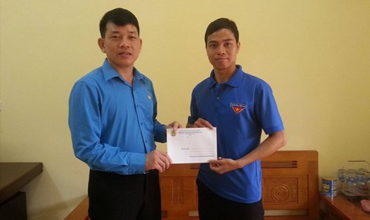 Đồng chí Vũ Văn Hữu (trái ảnh) Chủ tịch LĐLĐ huyện Mường Chà (Điện  Biên) trao quà cho đoàn viên.