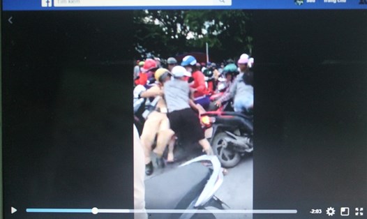 Nam thanh niên túm áo, dùng dao đe dọa cảnh sát giao thông tại đường ngang Lê Hồng Phong, Nha Trang, Khánh Hòa. Ảnh cắt từ clip