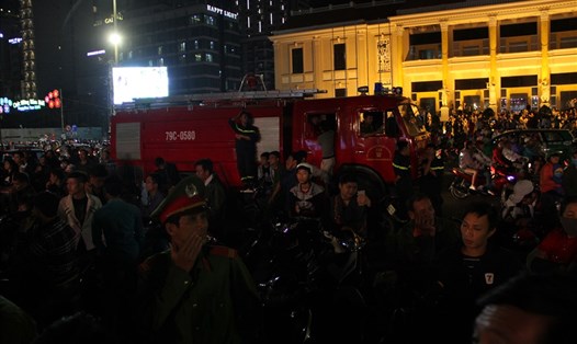 Cảnh sát, xe cứu hỏa được điều động để đảm bảo an toàn cho người dân, khách du lịch và chương trình âm nhạc chào năm mới tại quảng trường 2 tháng 4 (Nha Trang) diễn ra thành công, tốt đẹp. Ảnh: Văn Định