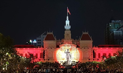 Hàng ngàn người đang tập trung tại các tụ điểm, trong đó có trước tượng đài Bác Hồ trên phố đi bộ Nguyễn Huệ để đón chờ giây phút đầu tiên của năm mới 2018. Ảnh: Trường Sơn 