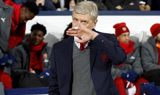 HLV Arsene Wenger không có niềm vui trọn vẹn trong trận đấu cuối cùng của năm 2017. Ảnh: Reuters.