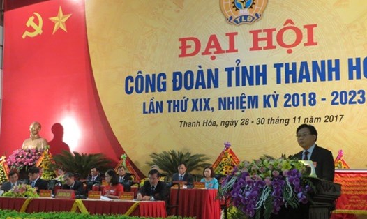 Ông Vũ Tuấn Minh - Chủ tịch CĐ Khu kinh tế Nghi Sơn và các KCN tham luận về giải pháp của đơn vị để chăm lo tốt quyền lợi cho đoàn viên và NLĐ. Ảnh: Xuân Trường