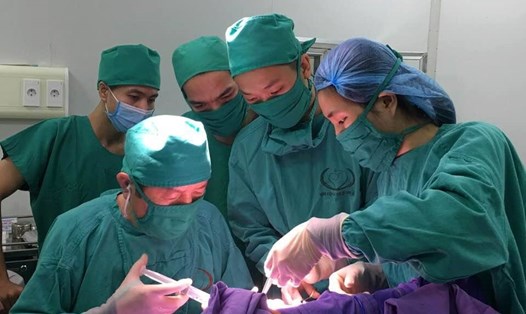 Các bác sĩ BV Sản Nhi tỉnh Quảng Ninh phẫu thuật cho bênh nhi Lý Thị Ngọc D
