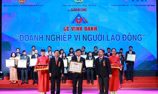 Đại diện Công ty Thủy điện Sơn La nhận bằng khen và cúp của BTC bảng xếp hạng “Doanh nghiệp vì người lao động” năm 2017. Ảnh: S.T