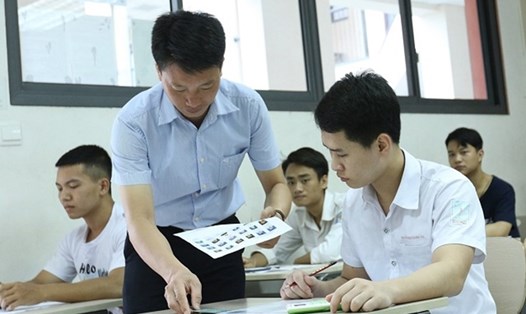 Thí sinh phải vất vả vượt qua kỳ thi THPT Quốc gia để giành suất vào một trường chính quy. Ảnh: Hải Nguyễn