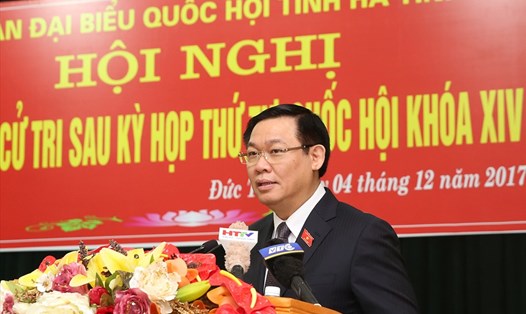 Phó Thủ tướng Vương Đình Huệ phát biểu tại buổi tiếp xúc cử tri ngày 4.12. Ảnh: PV