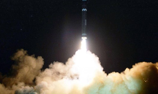 Triều Tiên công bố hình ảnh phóng tên lửa Hwasong-15. Ảnh: KCNA