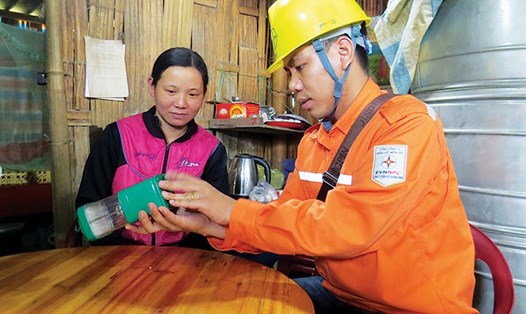 Công nhân Công ty 
Điện lực Quảng Ninh hướng dẫn khách hàng sử dụng điện.

Ảnh: P.V