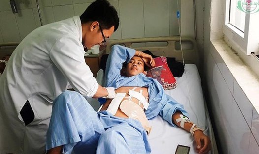 Nạn nhân được các bác sĩ Bệnh viện đa khoa Nghệ An cứu sống. ảnh Hoàng Yến
