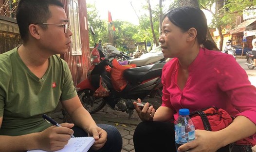 Phóng viên làm việc với bà Lê Thị Thu Miên (phải). Ảnh: Trung Dũng