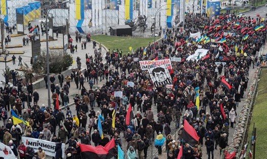 Những người dân Ukraina ủng hộ ông Saakashvili xuống đường tuần hành phản đối Tổng thống Petro Porochenko tại Kiev ngày 3.12. Ảnh: Reuters