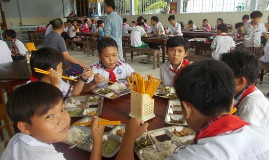 Học sinh ăn trưa tại nhà ăn tình thương.