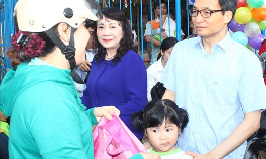Phó Thủ tướng Vũ Đức Đam hỏi thăm công nhân đang gửi con tại Trường mầm non tư thục Ngọc Hùng.