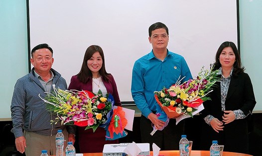 Lãnh đạo LĐLĐ tỉnh Phú Thọ trao quyết định; Tổng Giám đốc công ty tặng hoa chúc mừng các đồng chí cán bộ công đoàn nhận nhiệm vụ mới.