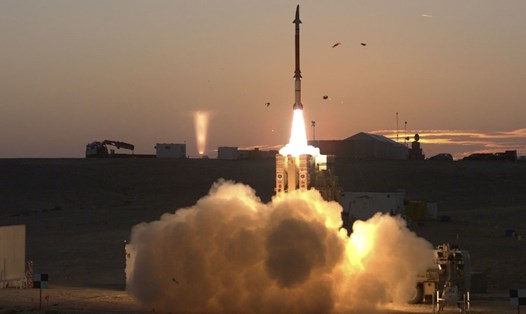 Tên lửa của Israel bị lực lượng phòng không Syria bắn hạ. Ảnh: AP