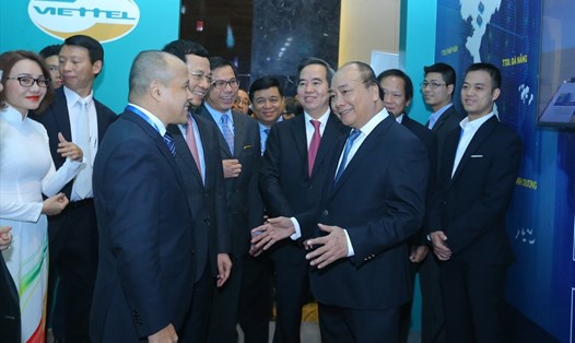 Thủ tướng Nguyễn Xuân Phúc gặp gỡ các đại biểu dự hội thảo và triển lãm công nghiệp thông minh ngày 5.12.
