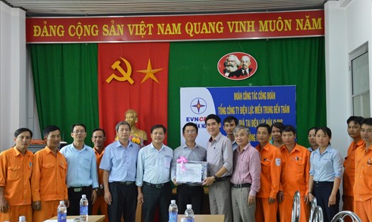 Công đoàn Điện lực Đắk Nông trao quà cho NLĐ có hoàn cảnh khó khăn trong Tháng công nhân 2017.