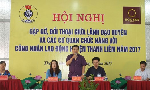 LĐLĐ huyện Thanh Liêm (tỉnh Hà Nam) tổ chức hội nghị gặp gỡ, đối thoại giữa lãnh đạo huyện và các cơ quan chức năng với công nhân lao động (CNLĐ) trên toàn huyện Thanh Liêm năm 2017. Ảnh: QUẾ CHI