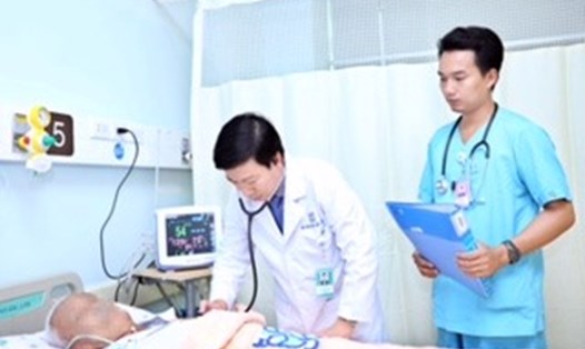 BS Nguyễn Viết Hậu đang thăm khám cho bệnh nhân