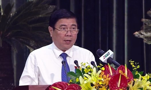 Chủ tịch UBND TPHCM Nguyễn Thành Phong trả lời chất vấn ĐB HĐND TP chiều 6.12.  Ảnh: M.Q