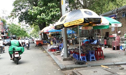 Vỉa hè đường Nguyễn Thái Bình (Q.1, TPHCM) bị người dân chiếm dụng bày bán tràn lan. Ảnh: MINH QUÂN