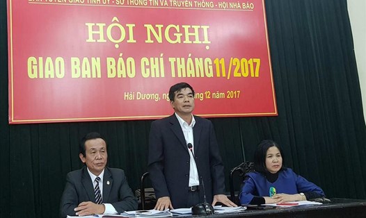 Ông Nguyễn Hồng Sơn - Trưởng Ban Tuyên giáo Tỉnh ủy Hải Dương trả lời tại cuộc giao ban báo chí. Ảnh Trần Vương